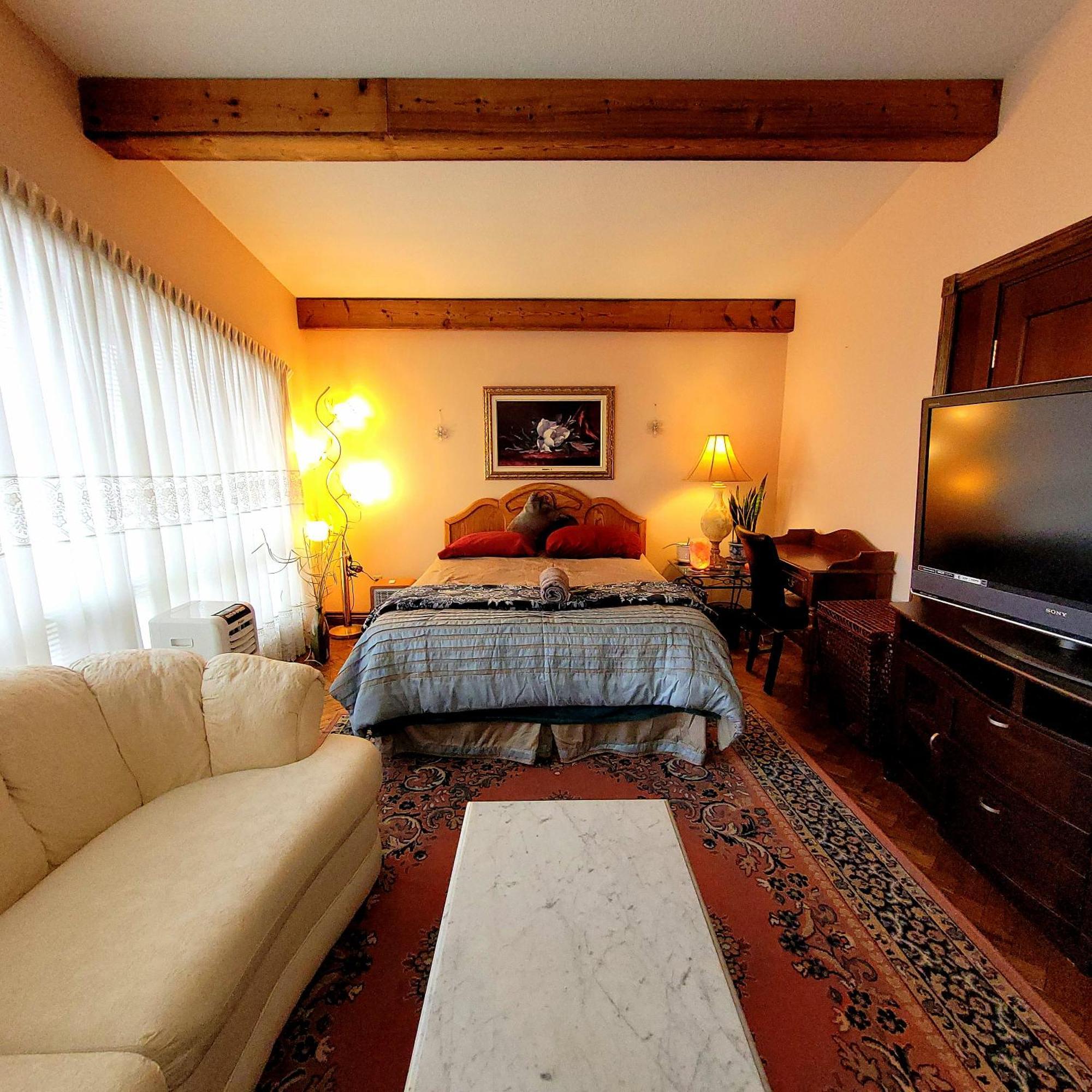A Stunning Chalet Style Home Торонто Экстерьер фото