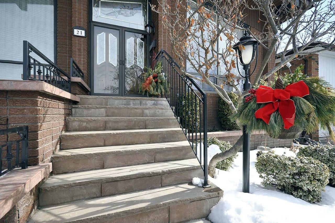 A Stunning Chalet Style Home Торонто Экстерьер фото